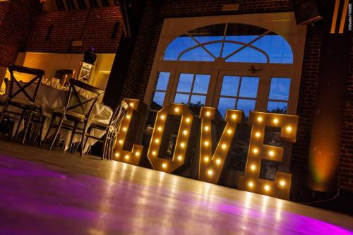 @Photos-issues-du-reportage-photos-video-de-mariage-couvert-par-le-Studio-7700BE-Chez-Fhano-15-10-2022-AURELIE-ET-JEREMY-01459