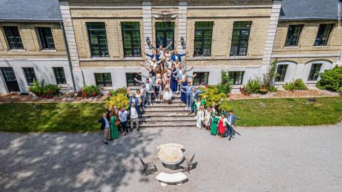 Photos issues du reportage photos vidéo de mariage couvert par le Studio 7700BE Chez Fhano - JUSTINE ET GUILLAUME 04 06 2022