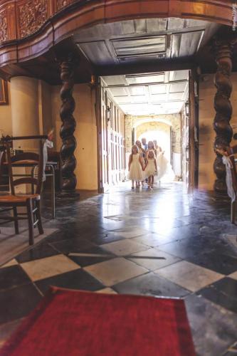 Photos issues du reportage photos vidéo de mariage couvert par le Studio 7700BE Chez Fhano - JUSTINE ET GUILLAUME 04 06 2022