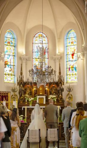 Photos issues du reportage photos vidéo de mariage couvert par le Studio 7700BE Chez Fhano - JUSTINE ET GUILLAUME 04 06 2022